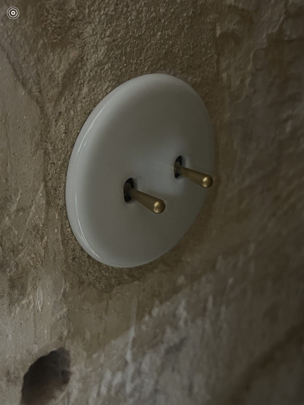 Finition prise électrique vintage sur pierre