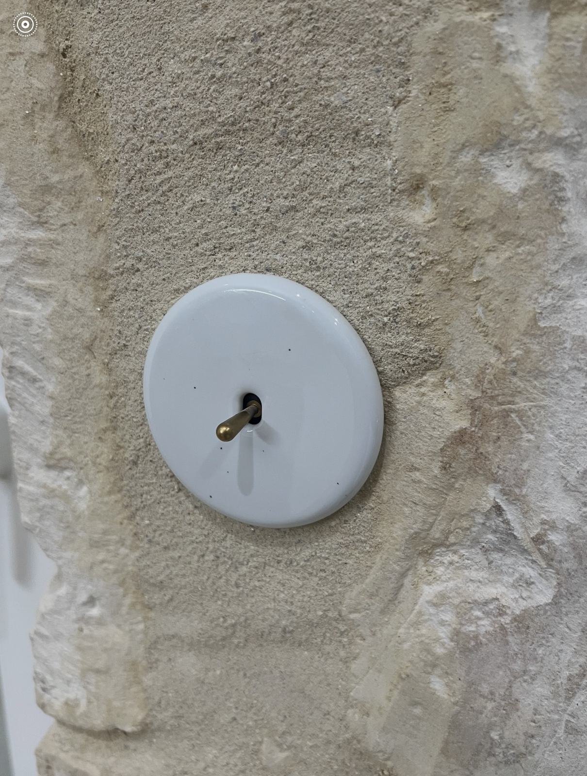 Interrupteur laiton sur mur en pierre