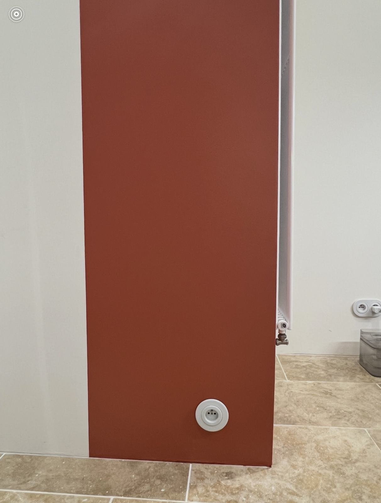 Électricien Cognac - finition sur mur en pierre apparente